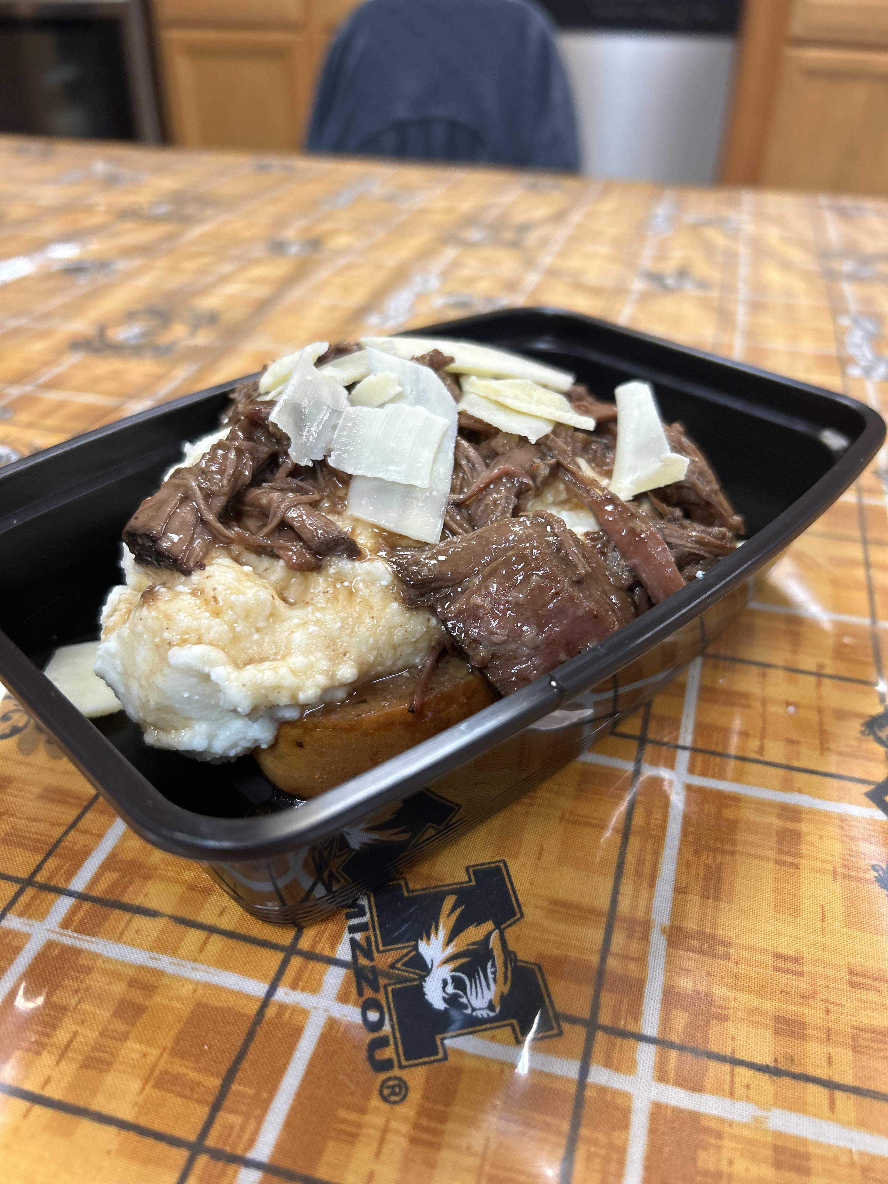 roast and mashed potatoes in to go container